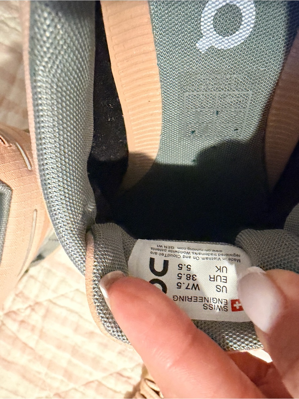 NWB ON RUNNING RARE WATERPROOF SHOES - Picture 5 of 7